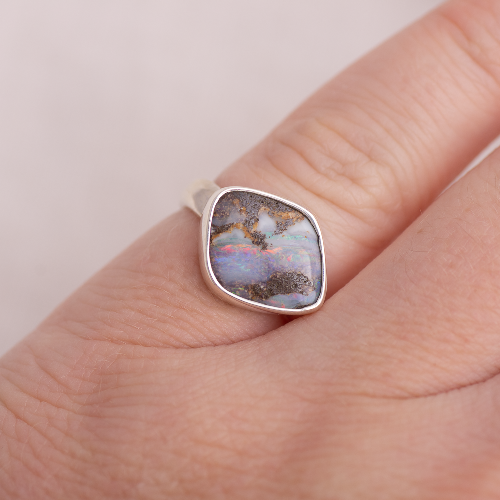 Horizontal Luminous Ring ◇ Australian Opal ◇ Size 5.5