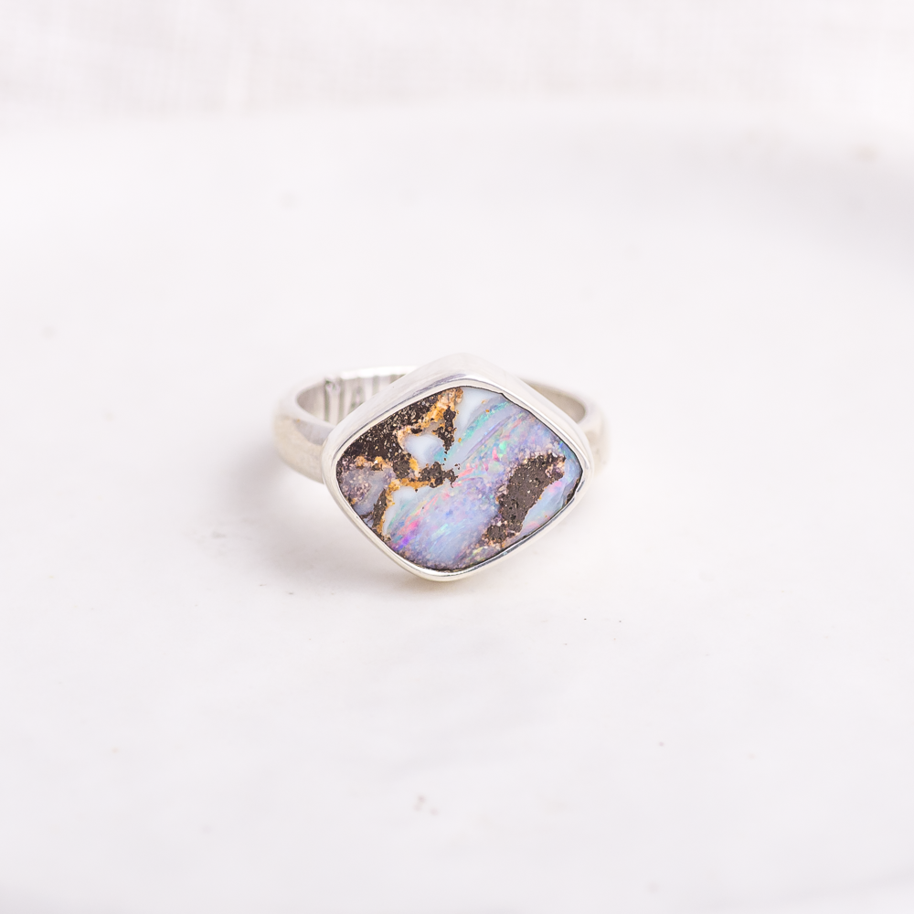Horizontal Luminous Ring ◇ Australian Opal ◇ Size 5.5
